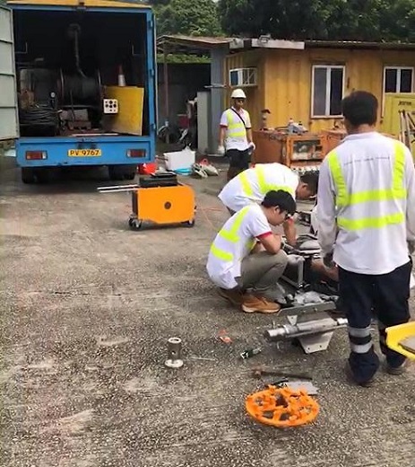 工作人员正在测调喷头 工作人员正在测调喷头